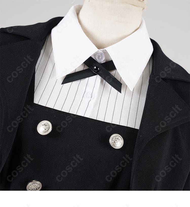 襟周りの装飾ディテール。ロック×淑女のテイストを表すパーツ配置と質感を示す近接写真。