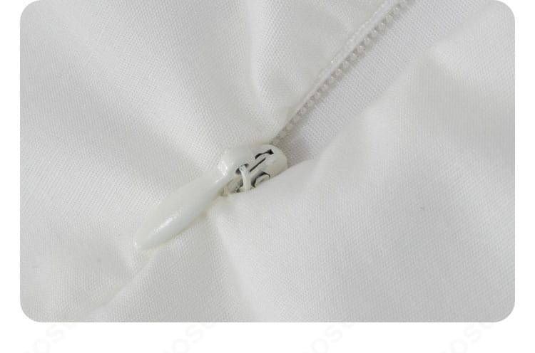 スカートに施したチェーン装飾の部分カット。豪華で細密なデザインが魅力。