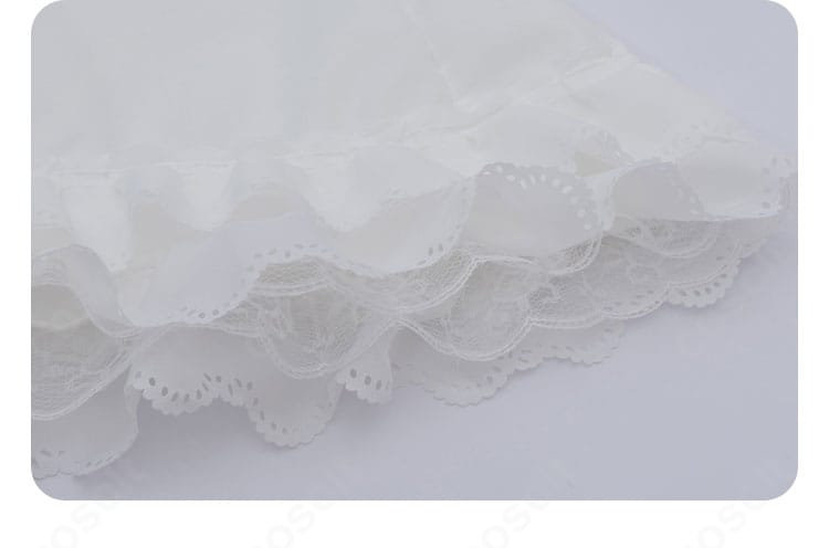 スカート裾の蕾モチーフ装飾。細かな刺繍が上品な印象を演出。