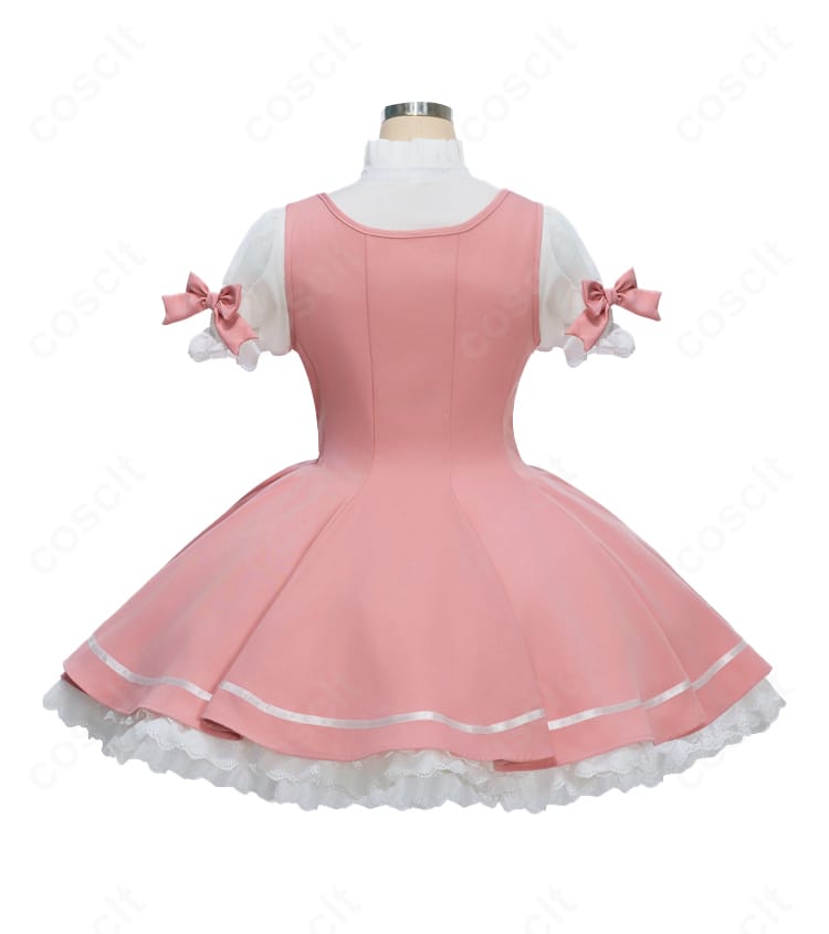 スカート後部ディテールのアップ。ボリュームとフィット感がわかるタックと装飾。