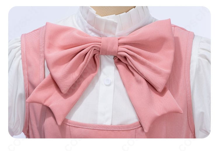 胸元の蝶結びの近接カット。可憐なバランスと質感でキャラクター性を強調。