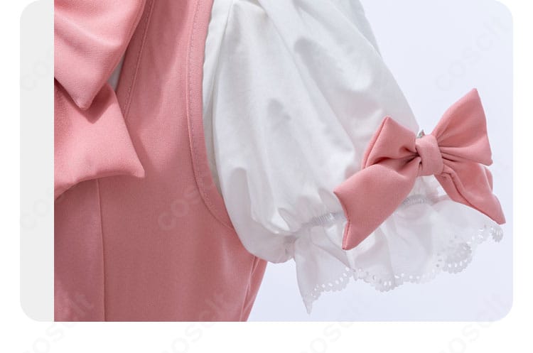 袖口の装飾ディテール。繊細な意匠が衣装全体の完成度を引き上げます。