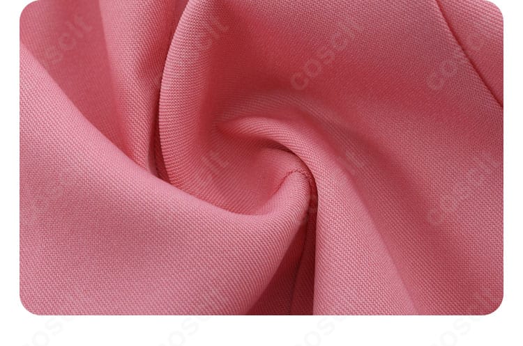 布地ディテールの接写。高密度で肌あたりの良い素材感と発色の良さ。