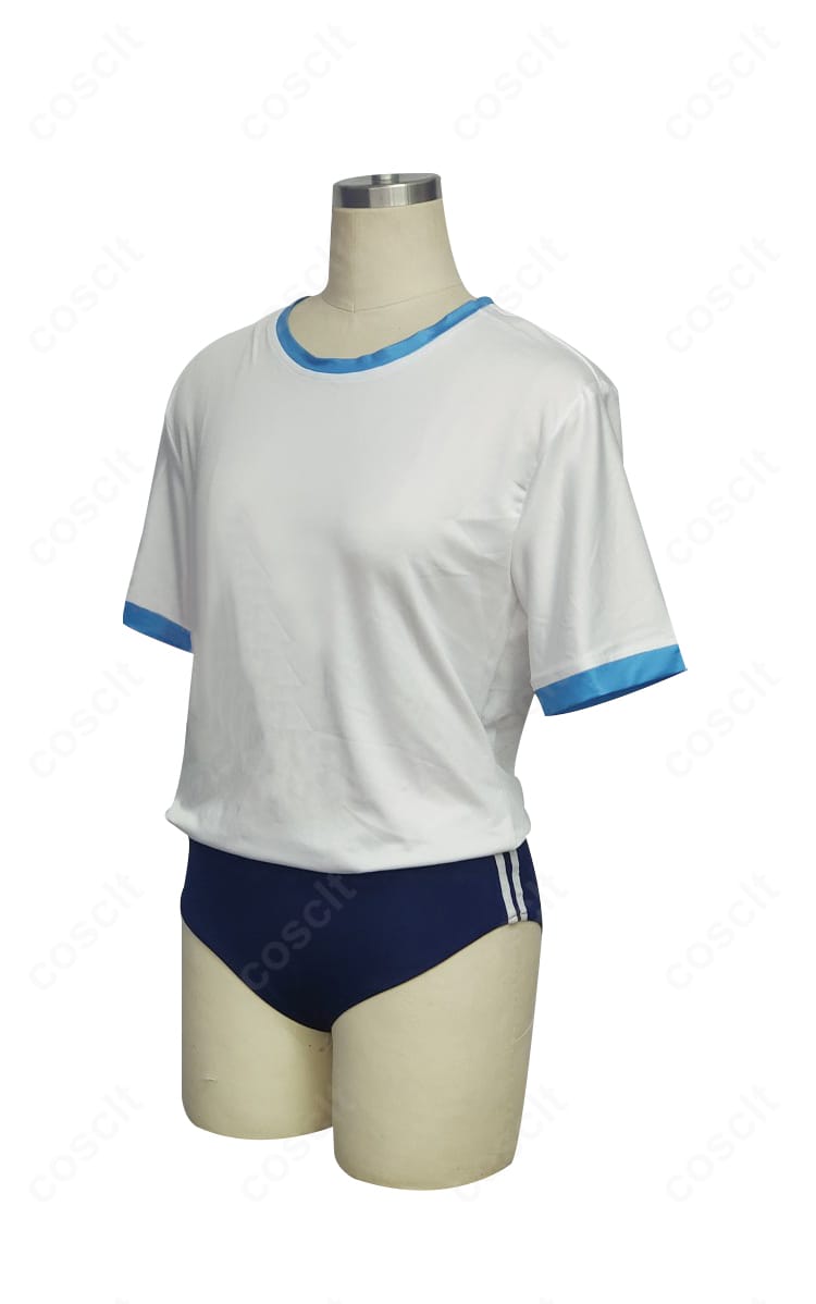 襟元のライン、胸元ロゴ刺繍、ステッチの仕立てが分かるディテール接写。生地感と縫製品質を確認できるカット。