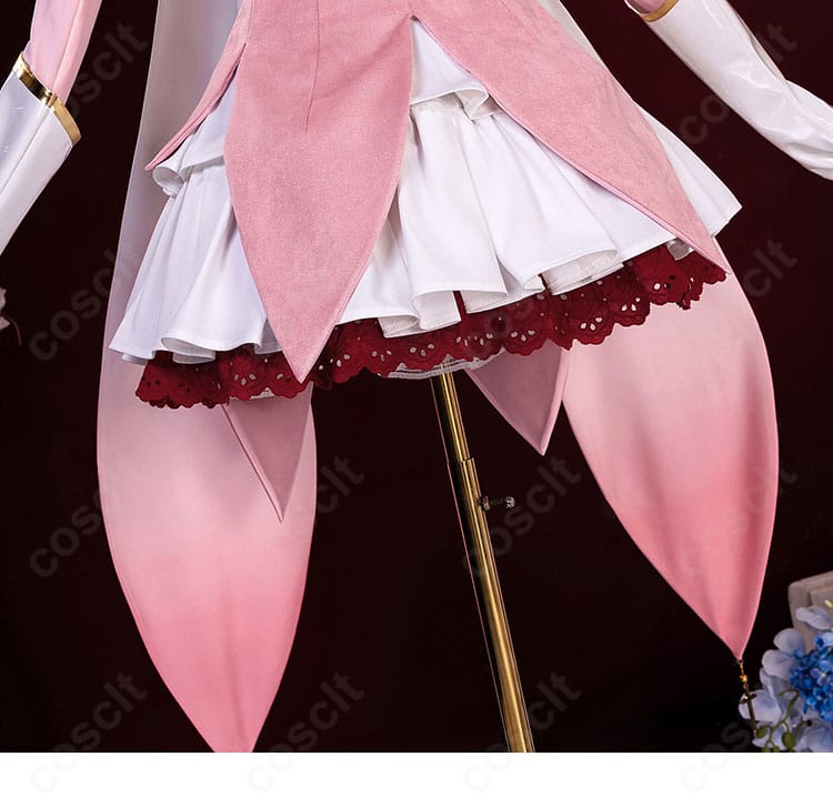 スカート裾と装飾パーツのアップ。動きに合わせて広がるフレアと華やかな縁取りが撮影映え。