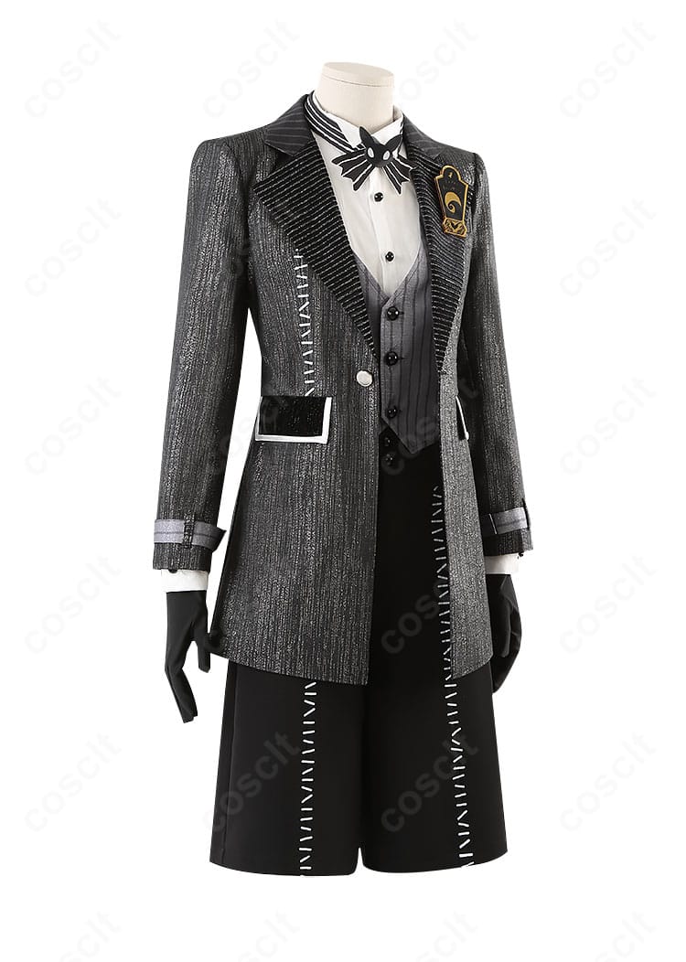 右側面から見たエペル・フェルミエ衣装。コートのライン、袖口の意匠、レイヤードの厚みがわかる角度。