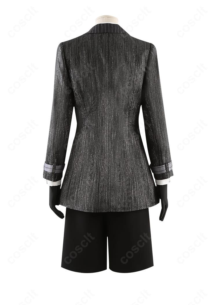 背面の全体像。後ろ姿のライン、裾の広がり、背面装飾の配置まで忠実に再現したデザイン。