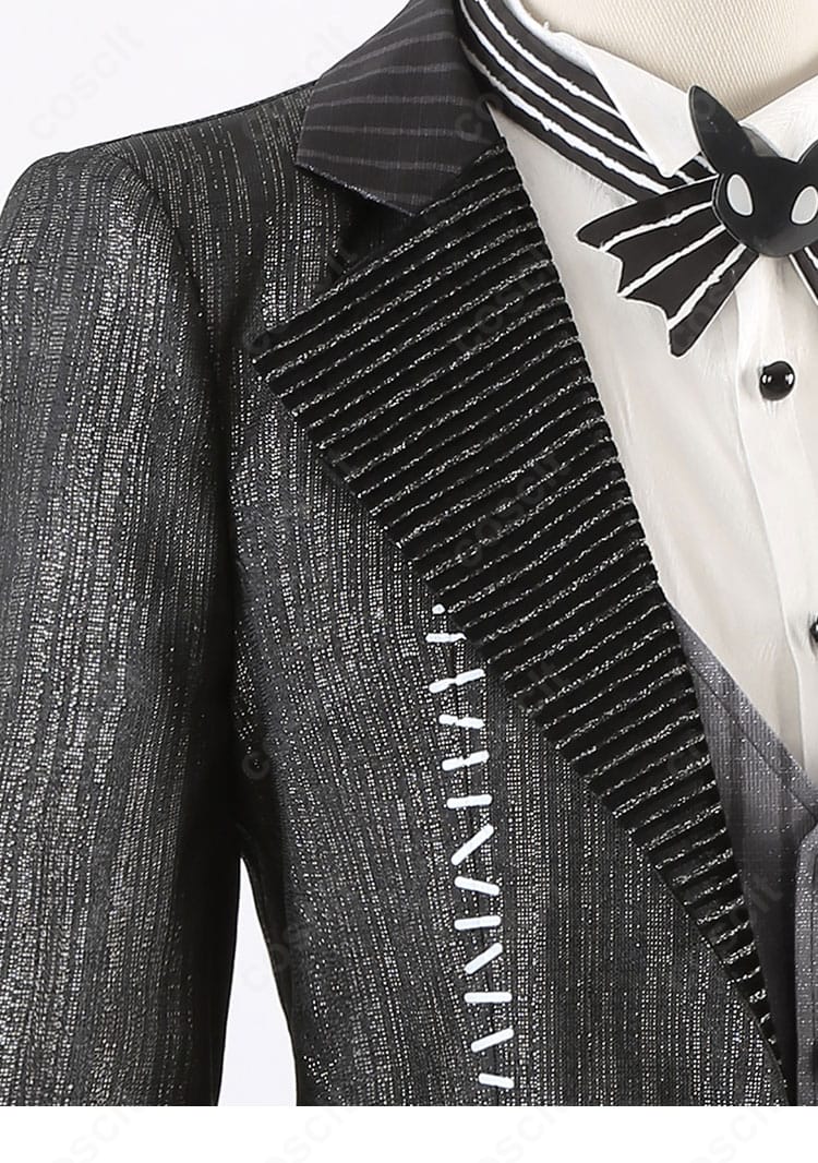 外套肩部の装飾アップ。精巧な意匠パーツと縫製の丁寧さが伝わる写真。