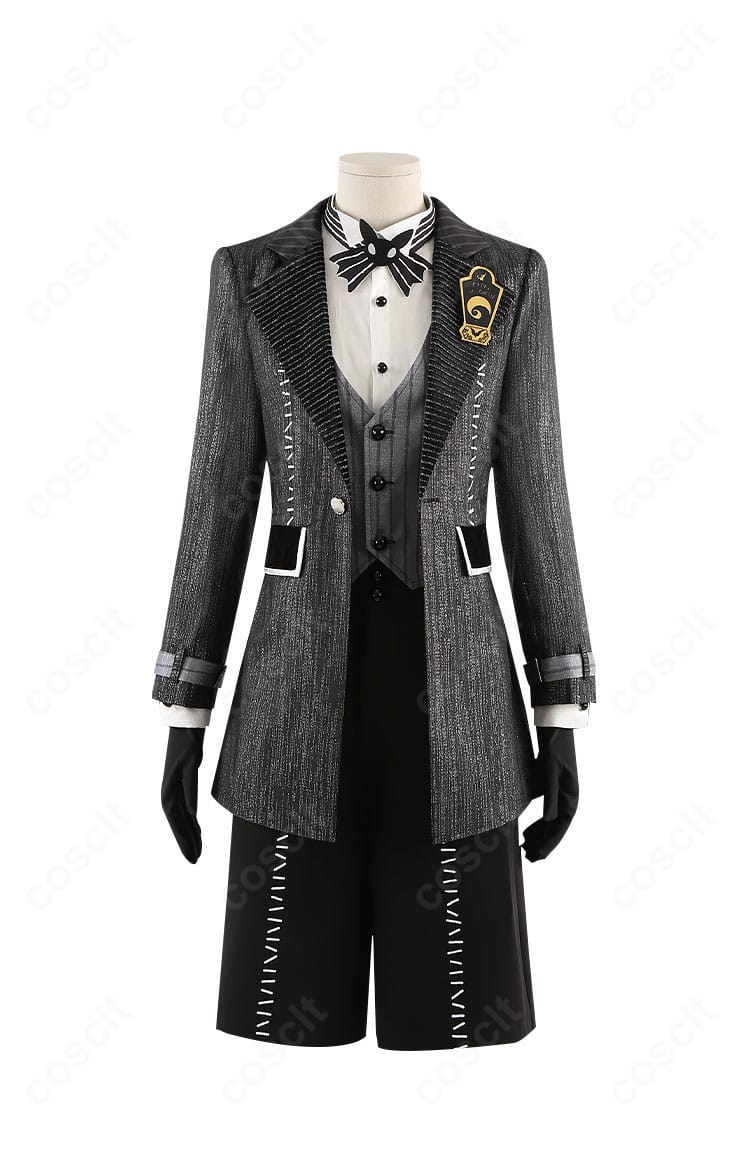 エペル・フェルミエ コスプレ衣装の正面全体。コートとベストのハリ感、落ち着いた色味、胸元の装飾まで見える構図。