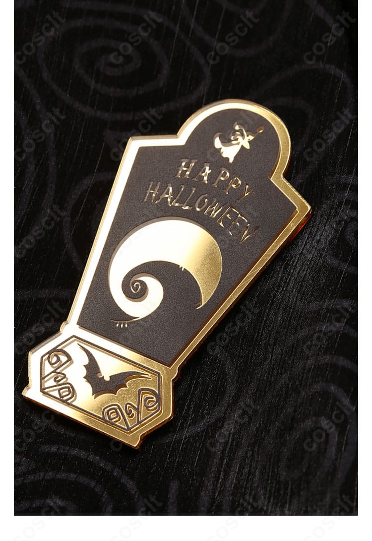 胸飾りのクローズアップ。細部まで作り込まれたパーツの立体感とバランスが分かる。