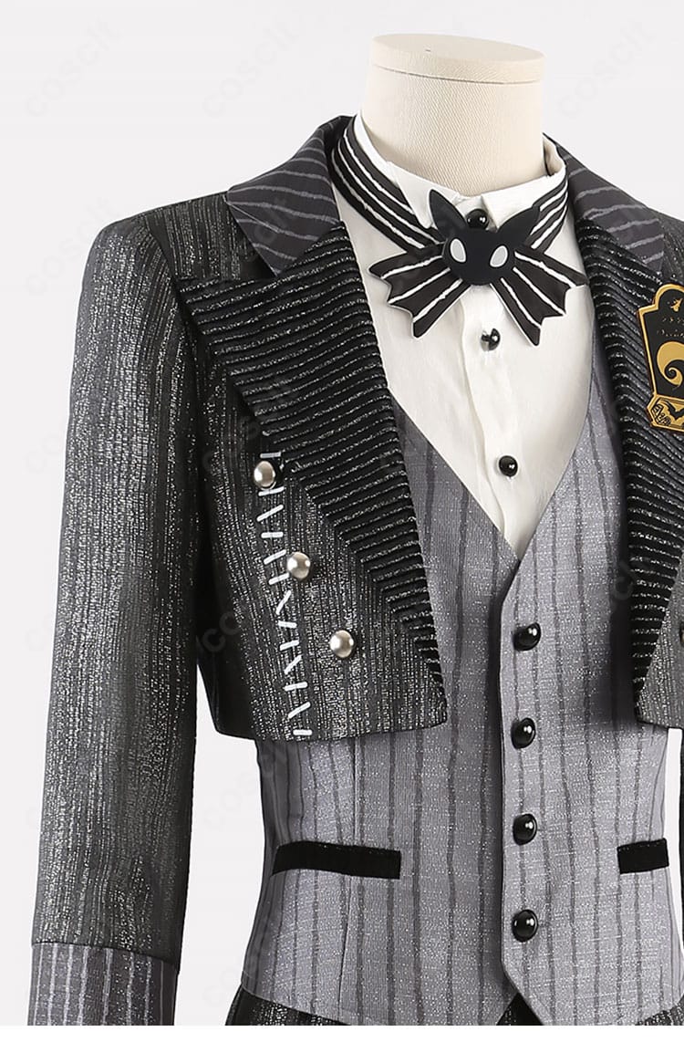 肩から袖にかけての装飾ディテール。ゴージャスな意匠と縫製の仕上がりが分かる。