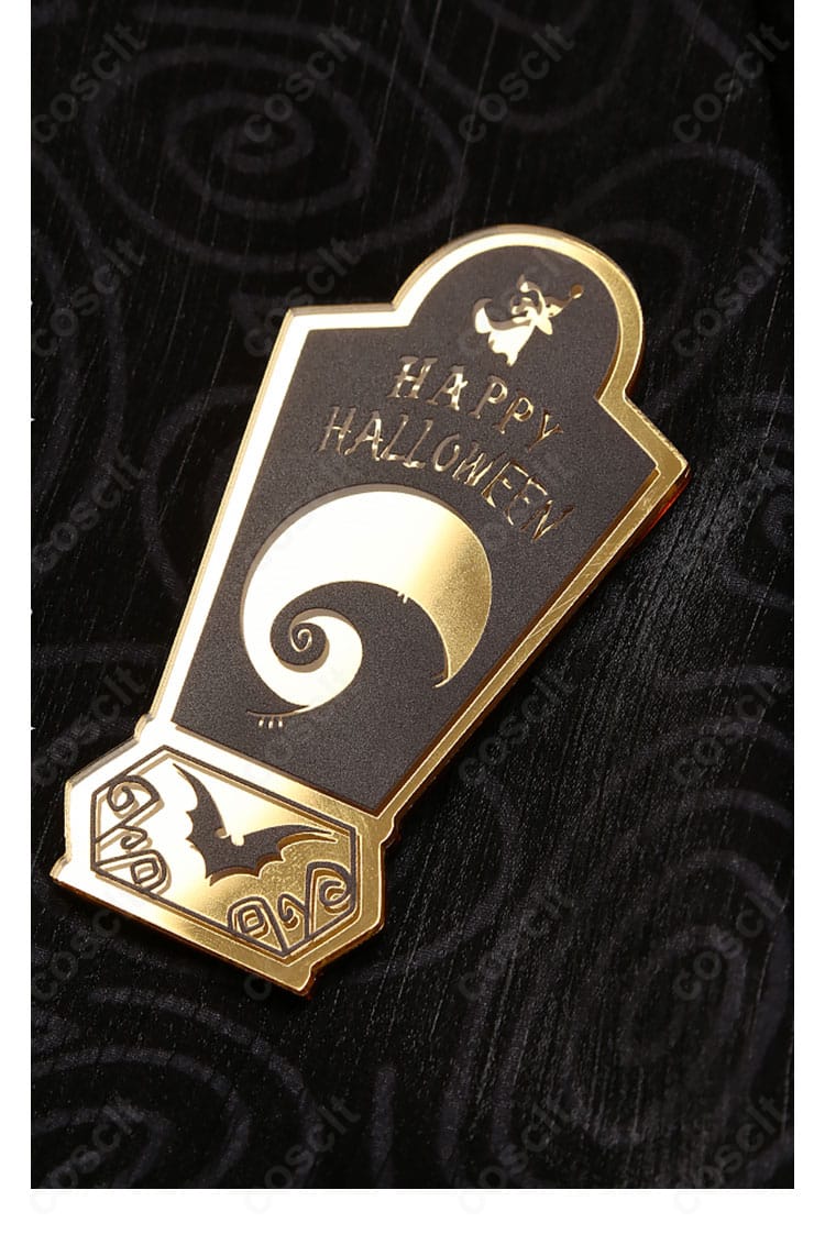 胸章装飾のクローズアップ。紋章風モチーフと配色のコントラストが確認できる。