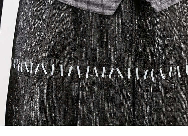 衣裾装飾の近接写真。裾のトリムとラインの丁寧な仕上げを表現。