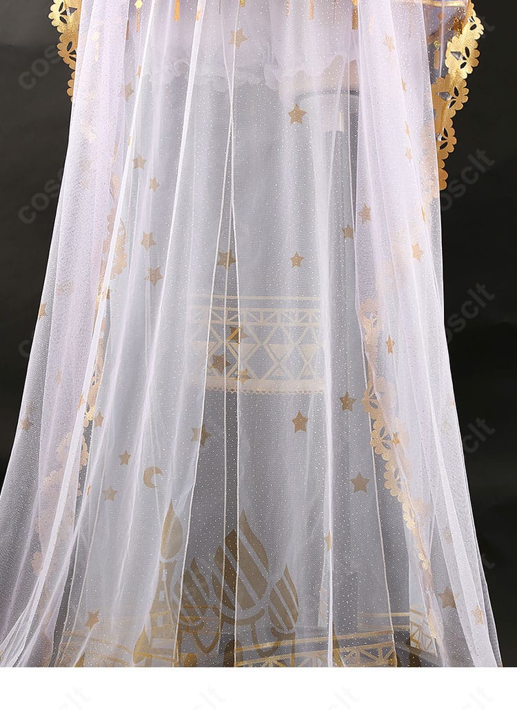 スカート裾の装飾拡大。縁取りと刺繍の発色、撮影で映える煌めきを確認できる。