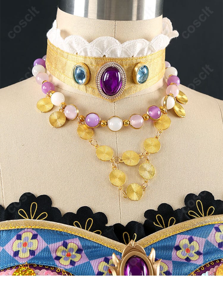 首飾りの意匠を拡大。メダリオンとチェーンの構成、留め具の仕様が分かる近接カット。