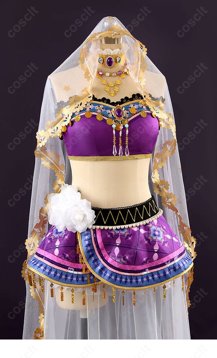 襟元とベール付け根の装飾接写。ビーズと刺繍の質感、配置バランスを示すディテール。