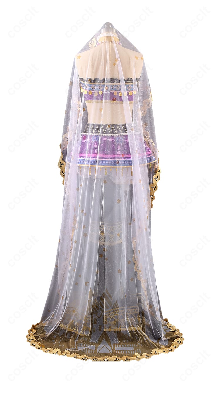 背面の刺繍とファスナー位置、腰飾りの配置が分かる後ろ姿。縫製の整いと補強箇所を強調。