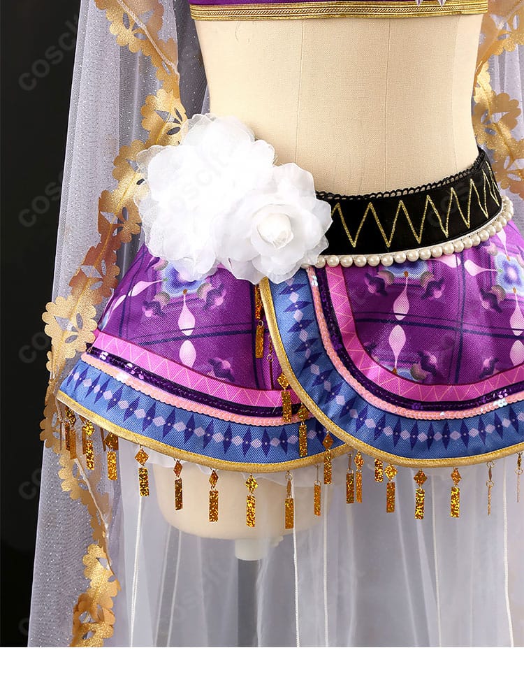 腰飾りのアップ。コイン風チャームと装飾紐の重なりで立体感と揺れ感を表現。