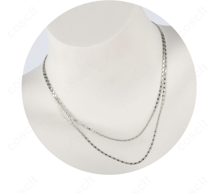 恋と深空・流れる雲 コスプレ衣装のネックレス装飾ディテール。トップの形状とチェーンの質感