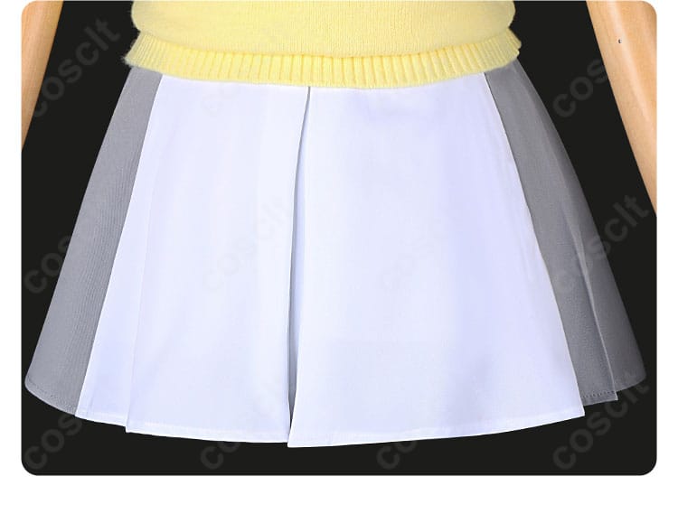 スカートの装飾詳細。プリーツの入り方と表情、撮影映えする陰影。