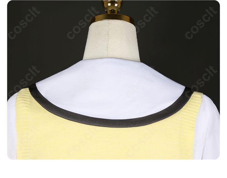 インナー服の背面ディテール。背中側のシルエットと縫い目の配置を示す画像。