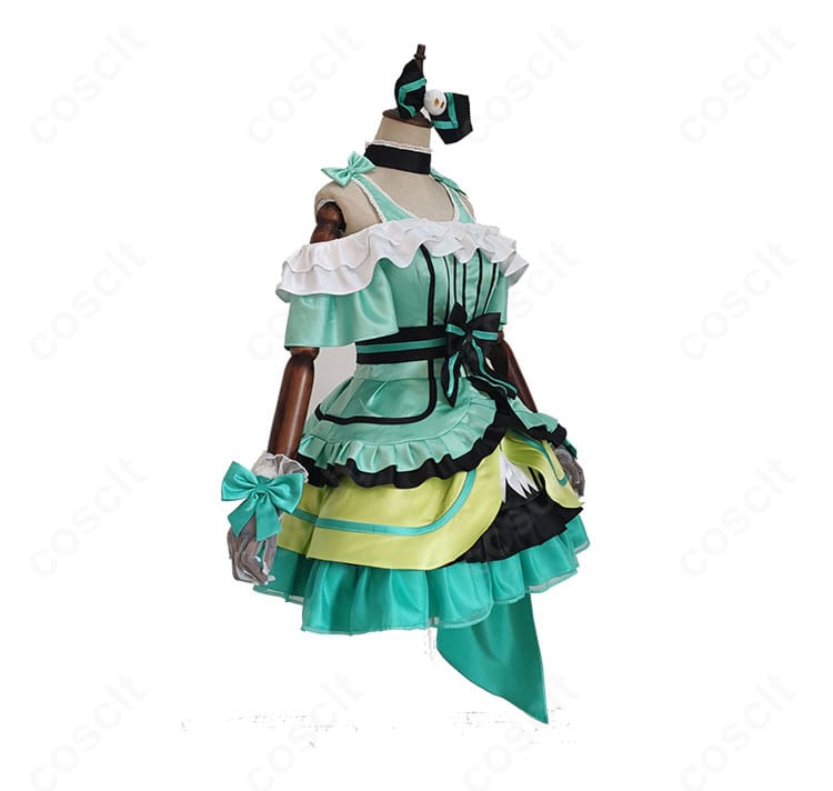 南ことり「限定さくらプリン♪」コスプレ衣装の側面。スカートの広がりとラインが映える、全体シルエットの確認画像。