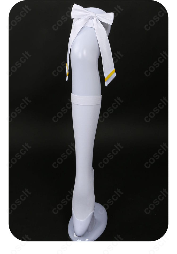 三俣チョコ 魔法衣装の足元スタイリング例。ソックスと蝶モチーフのコーディネートを細部まで写したアップ。