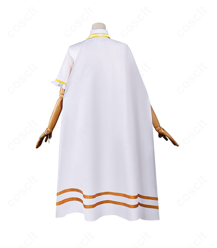 三俣チョコ 魔法衣装コスプレの背面。ケープ風の背面ラインとコートの落ち感を忠実に表現した写真。