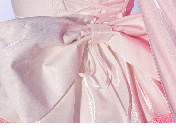 背面の蝶結びリボン装飾のクローズアップ。ボリュームと結び目の立体感を表現