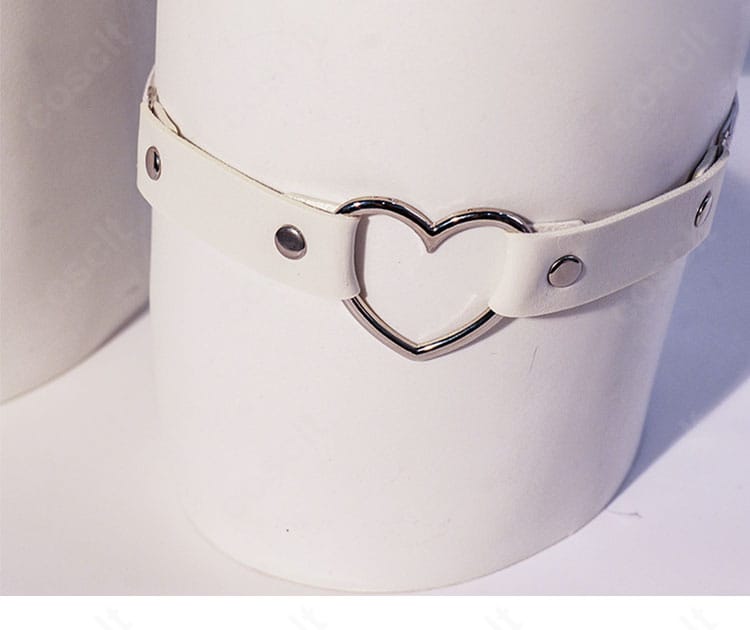 太もものハート型装飾パーツのディテール。縁取りと固定位置を示すアップ