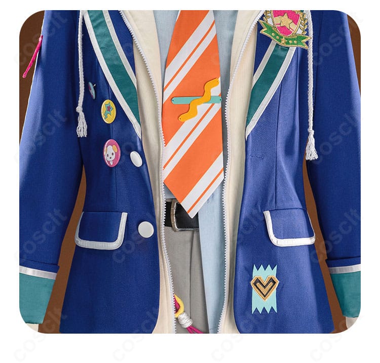 腕飾りとベルトの意匠。金具と配色のコントラストが分かるアップ