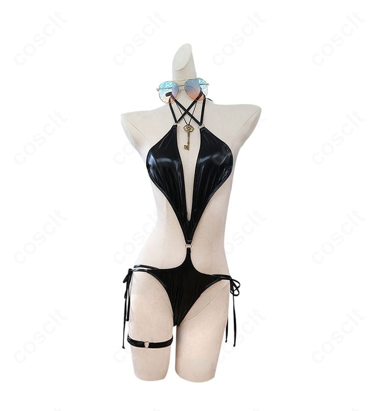 メイデン アンダー・ザ・サンの正面全体。光沢パテントレザーのトップスとショーツ、メリハリあるシルエットが分かるカット。