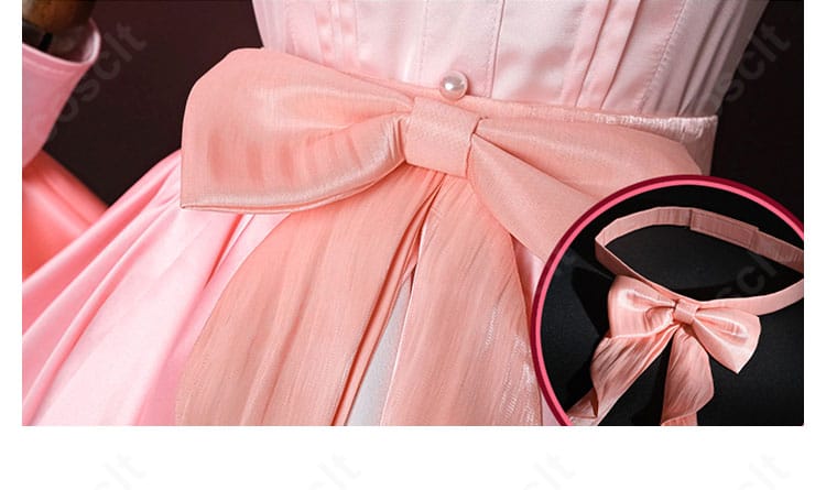 腰リボン装飾のクローズアップ。ボリュームと結び目の形状、イベント映えするサイズ感を確認。