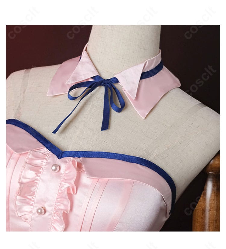 ドレスのつけ襟とリボンの近接ディテール。端処理の縫製とリボン結びの立体感がわかるアップ。