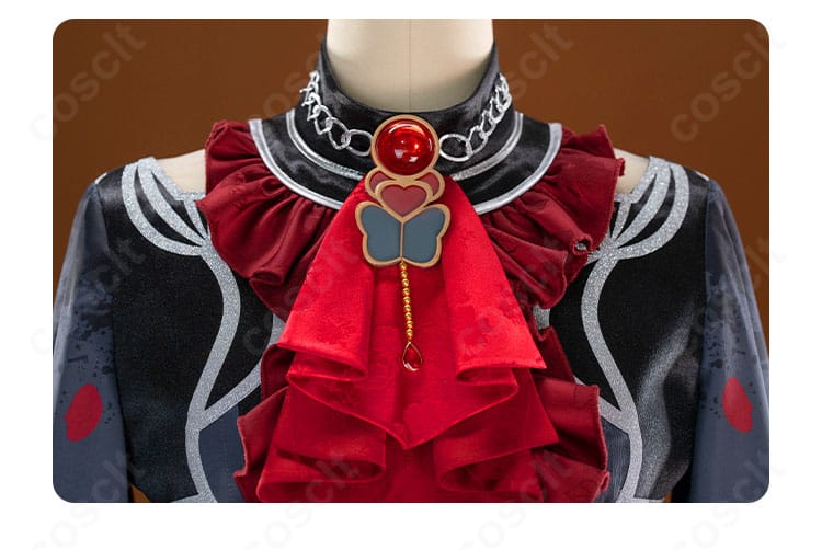 鏡音レン コスプレ衣装の襟元アップ。スカーフと襟飾りのレイヤー構成がポイント。