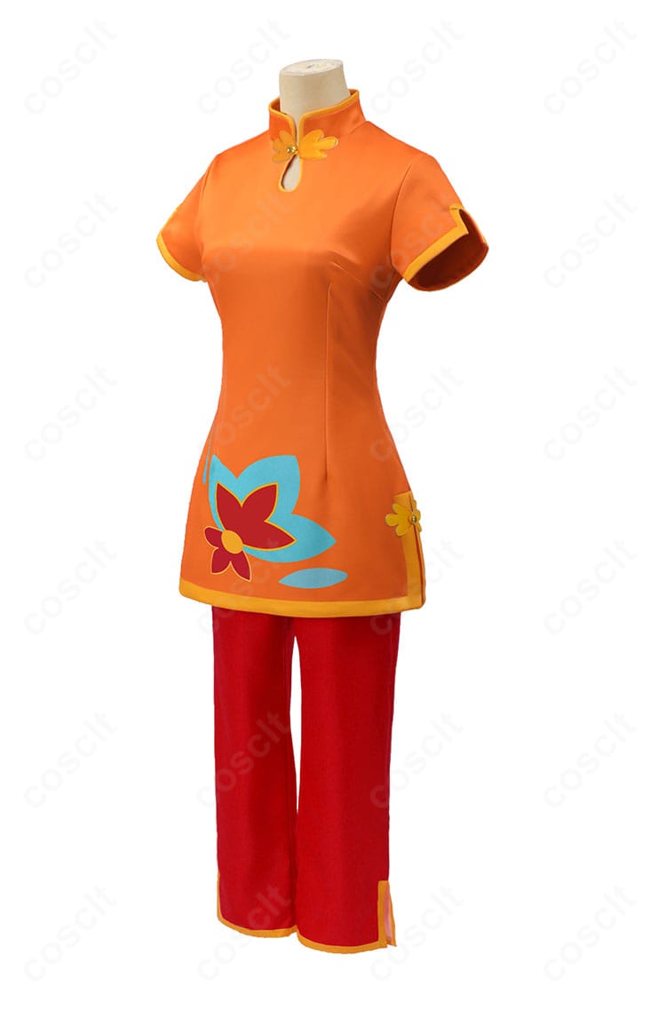 木之本桜 チャイナ服コスプレの左側アングル。流れるラインと生地の落ち感を強調。