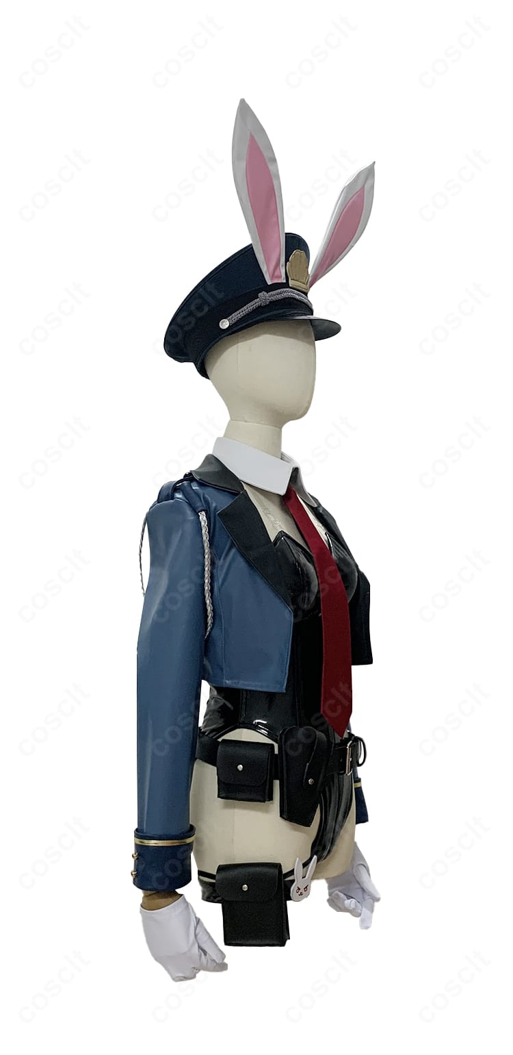 アズールレーン ネプチューン『いざゆけウサギセキュリティ！』コスプレ衣装の右側アングル。ハリ感のあるコートのラインと太もも飾り、透明ストラップの安定感を確認。