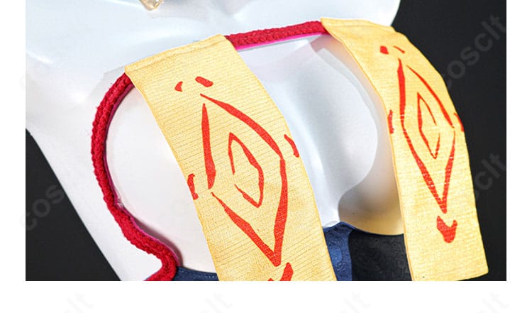 華甲 コスプレ衣装 胸元符箓ディテール｜霊幻テーマを象徴するお札モチーフのリアル再現。