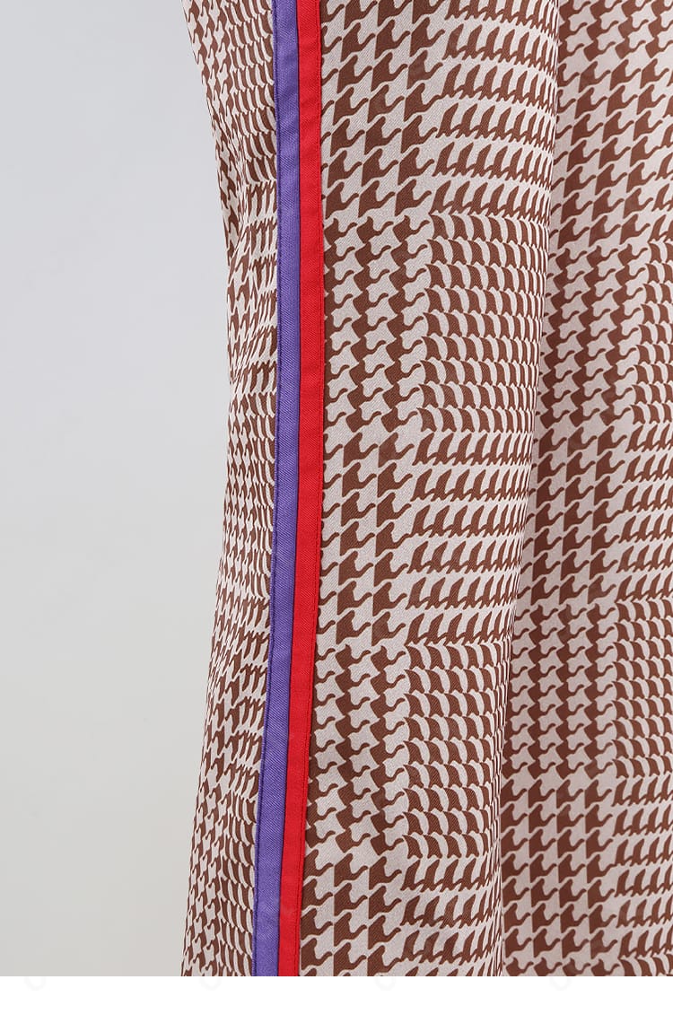 本橋依央利 コスプレ衣装 ズボン紫紅ストライプ装飾詳細｜こだわりのアクセントで再現度抜群