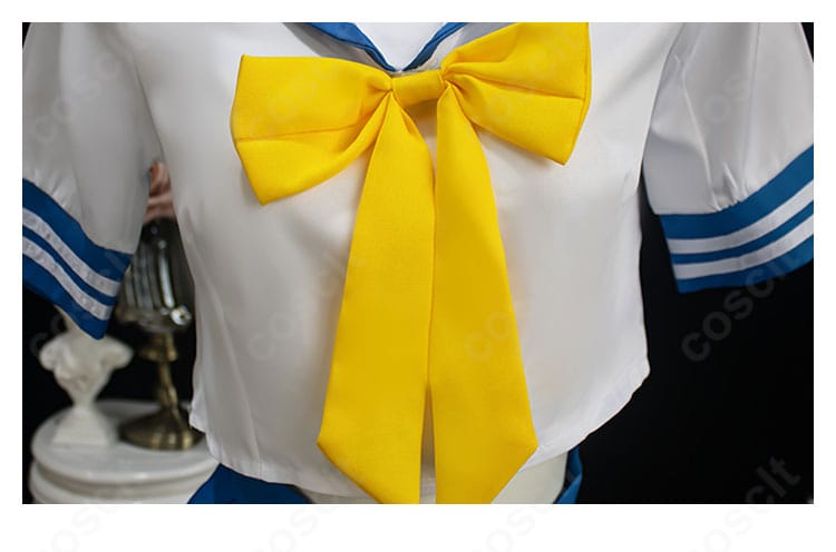 らき☆すた 泉こなた 夏服 コスプレ衣装 蝶ネクタイ装飾詳細｜黄色のスカーフリボンがアクセント