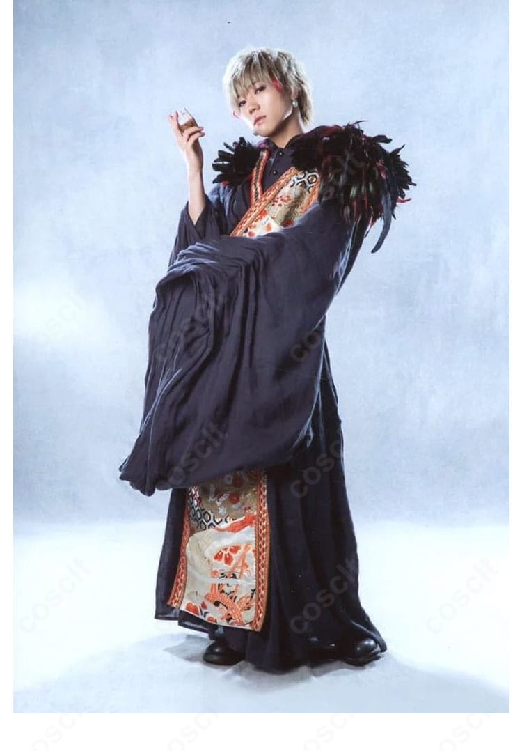 モデル着用の十蘭 コスプレ衣装・側面装飾ディテール。サイドの落ち着いた配色と質感が伝わる写真