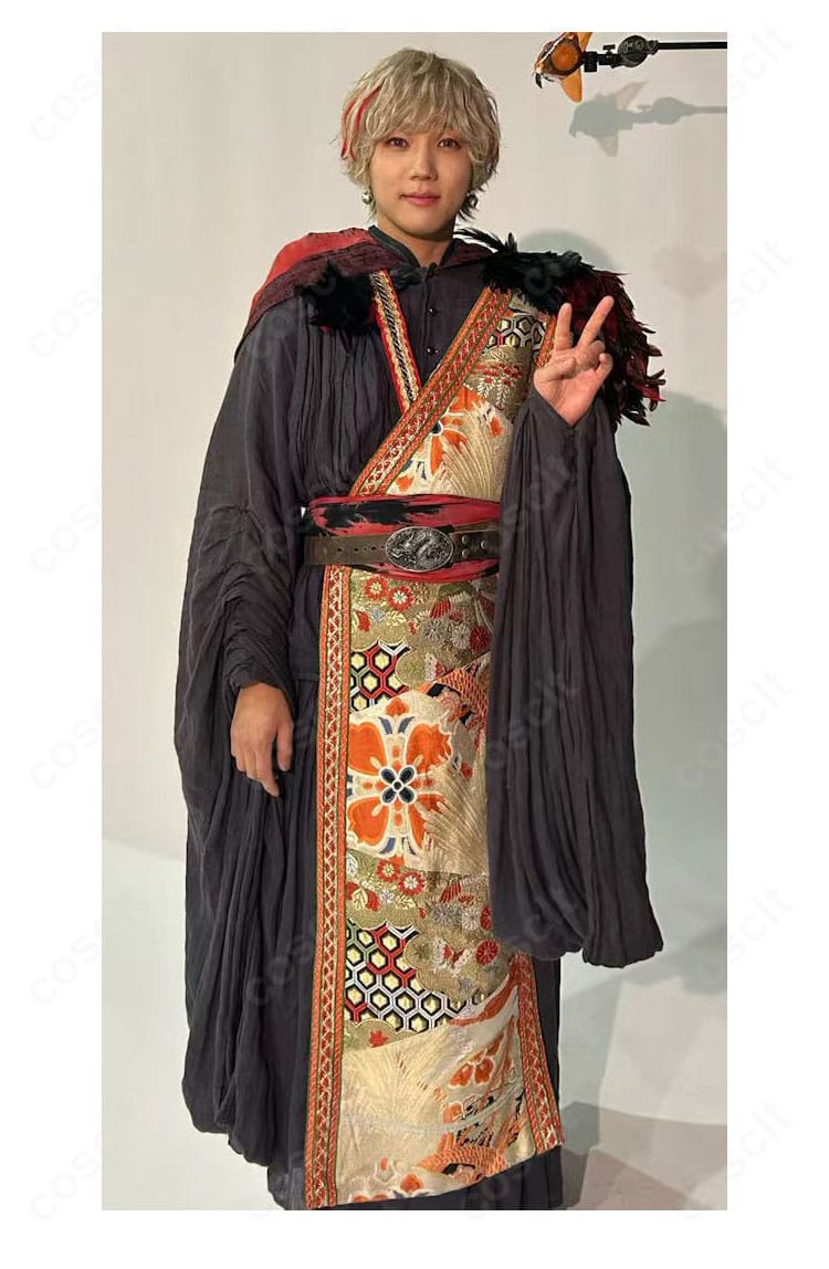 モデル着用の十蘭 コスプレ衣装・正面装飾ディテール。襟元や重ねの表情が分かる接写