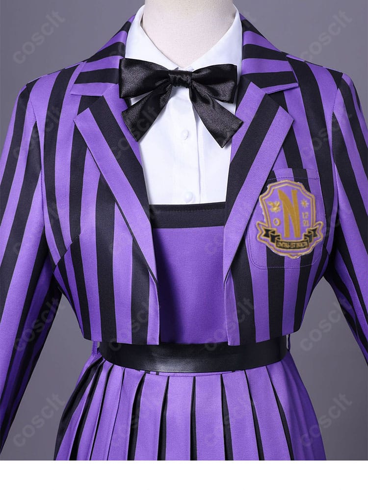 ウェンズデー コスプレ衣装 衣襟装飾ディテール|白襟と黒のコントラストが映えるクラシックデザイン