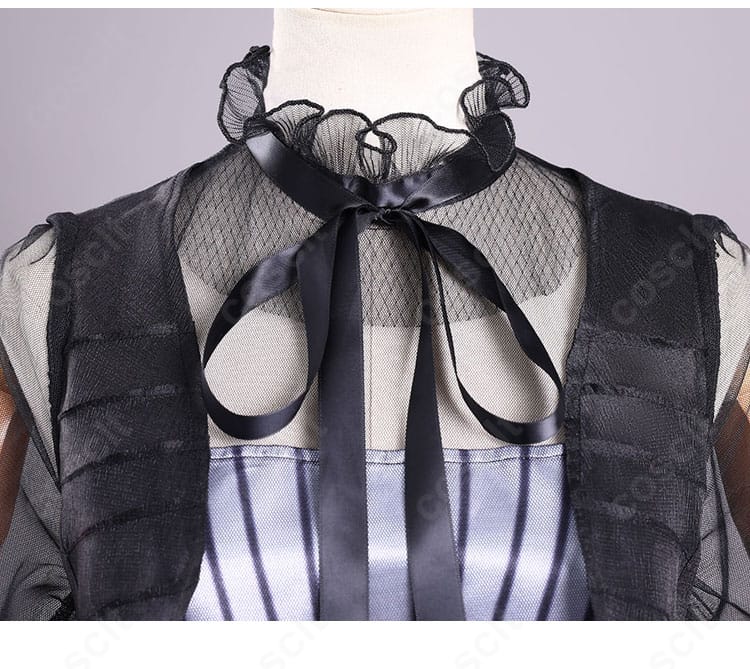 ドレスのネックアクセサリー・襟元ディテール写真。ウェンズデーらしいクラシカルな雰囲気。