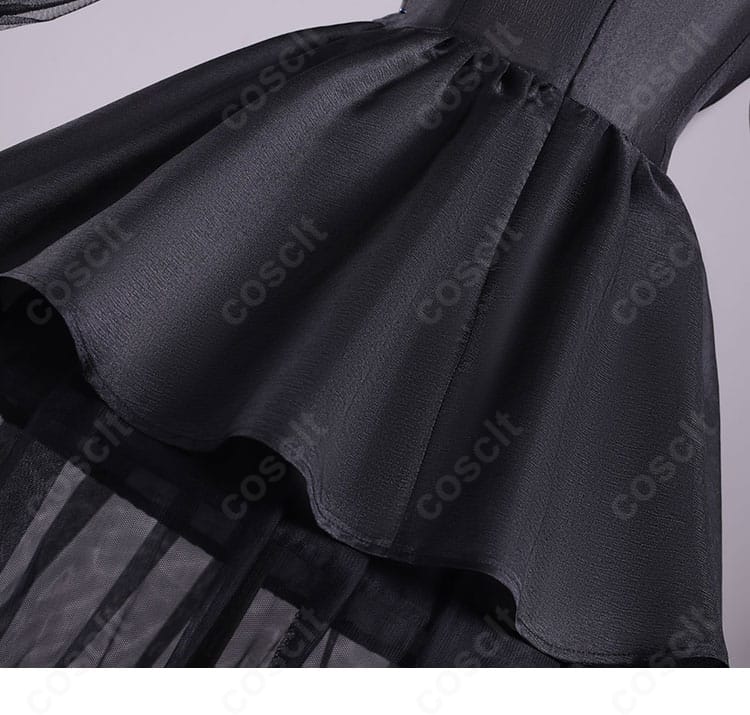 スカート装飾ディテール。ウェンズデーらしいゴシック感漂うデザイン。