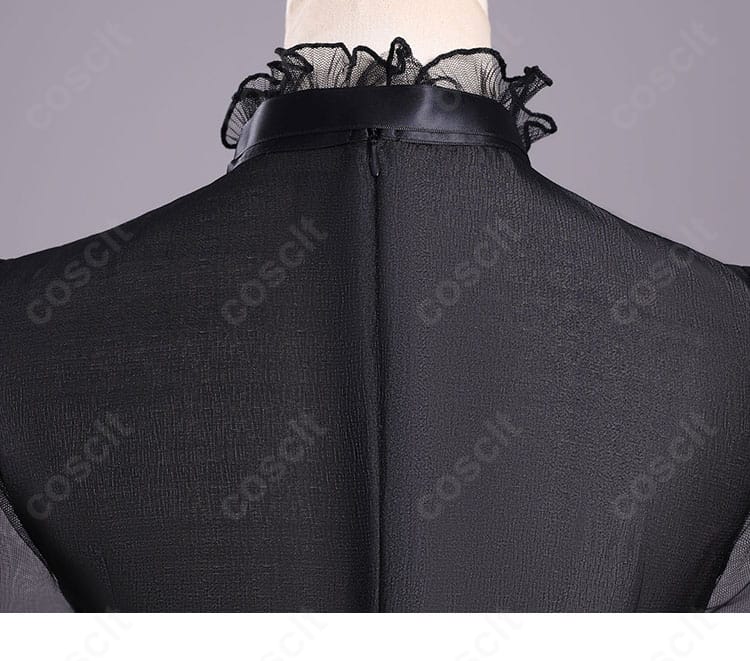 衣装背面の構造ディテール。ファスナーや縫い目の丁寧な仕上がり。