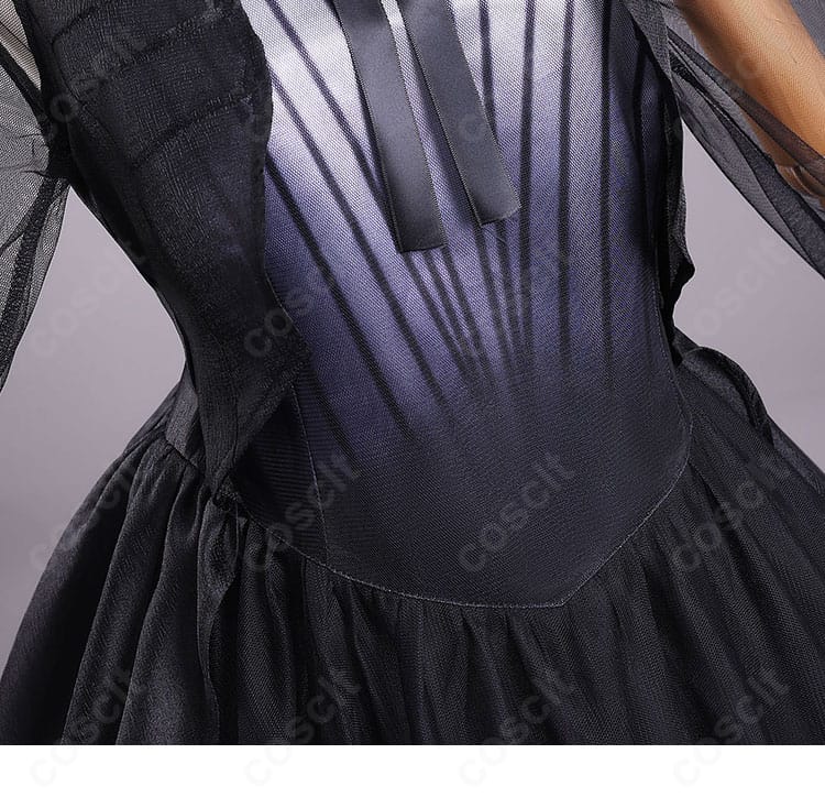 腰回りのリボン装飾とドレープ部分の近接画像。優雅なシルエットを演出。