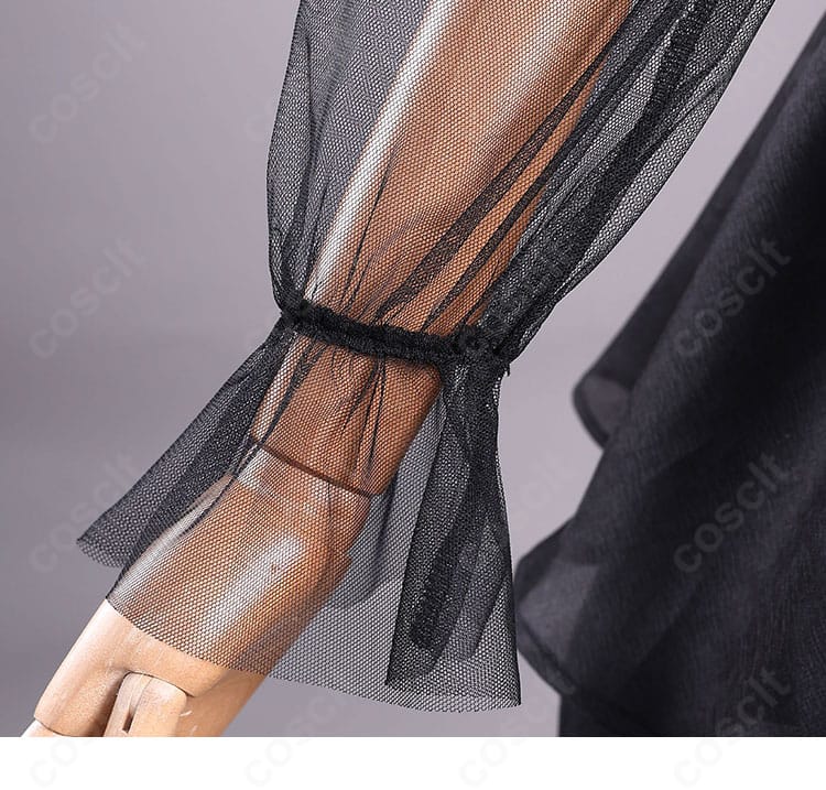 袖口とレース飾りのディテール写真。コスプレ専用生地で上品な質感を再現。