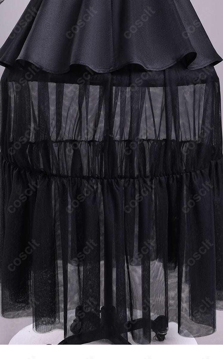 裾やレース部分の拡大画像。繊細な刺繍と立体感ある仕上がりが特徴。