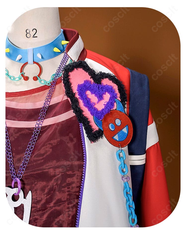 胸飾り ディテール図|胸元の装飾部分をアップで撮影。輝く装飾がキャラクターの印象をより引き立てます。